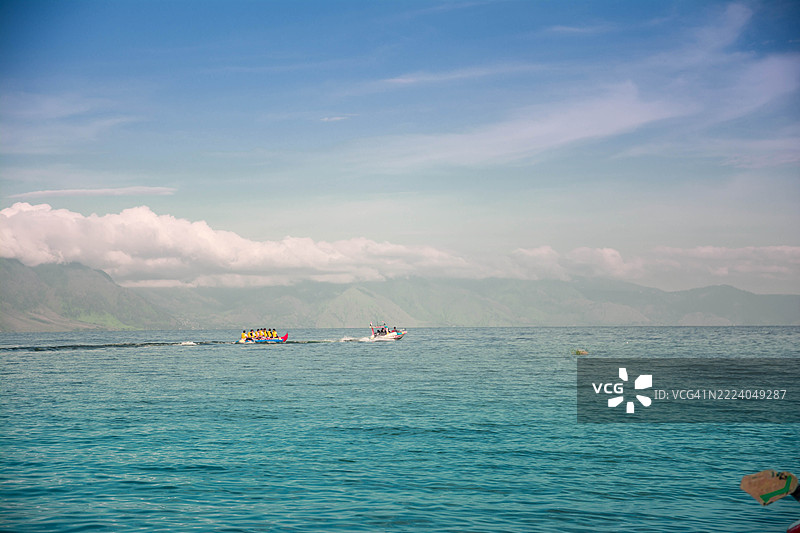 在印度尼西亚北苏门答腊的托巴湖享受水上运动图片素材