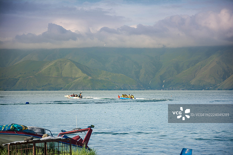 在印度尼西亚北苏门答腊的托巴湖享受水上运动图片素材