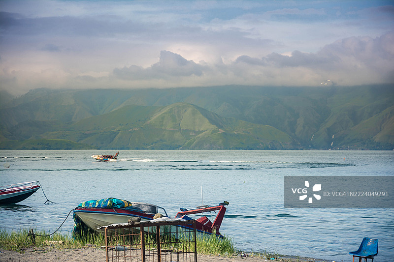 在印度尼西亚北苏门答腊的托巴湖享受水上运动图片素材