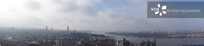 比利时安特卫普的天际线和斯凯尔特河全景图片素材