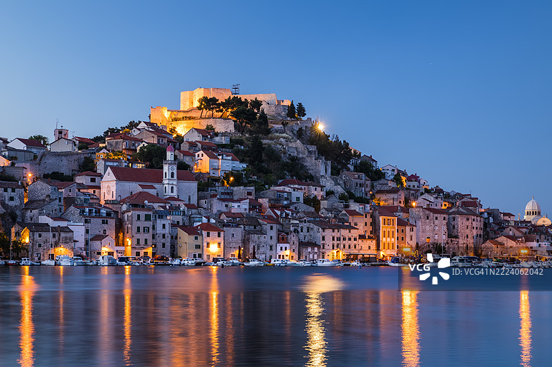 克罗地亚希贝尼克的古镇在日落时分。堡垒的景观图片素材