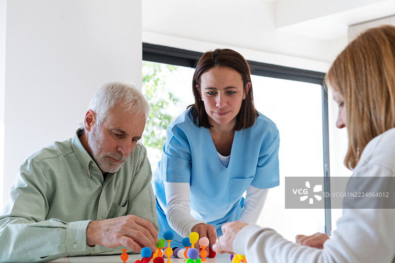 老年男女进行运动技能活动图片素材