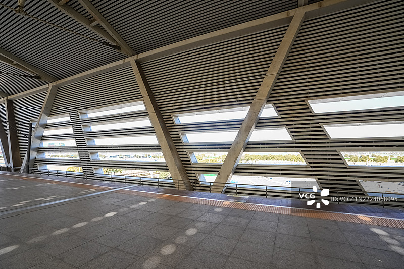 现代建筑设计的有顶户外通道图片素材