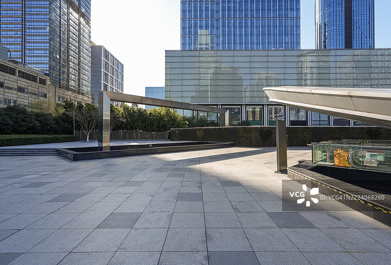 现代城市广场在阳光下图片素材