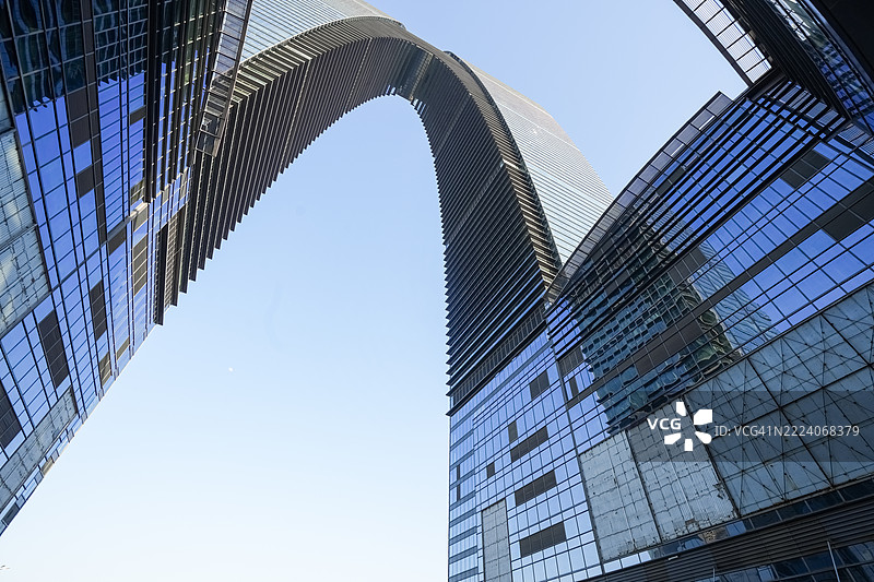 现代建筑设计的引人注目的拱形摩天大楼图片素材