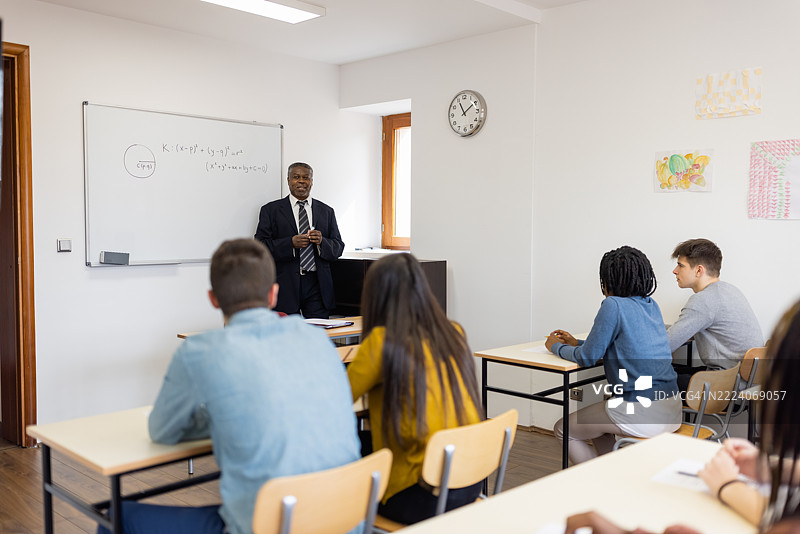 课堂讲座，学生们专心听讲图片素材
