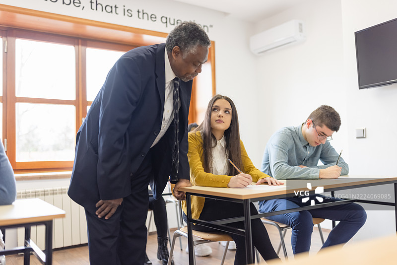 教师在课堂上协助学生图片素材