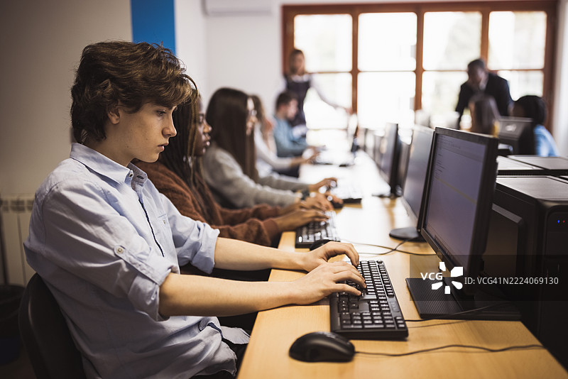 学生们在计算机实验室学习图片素材