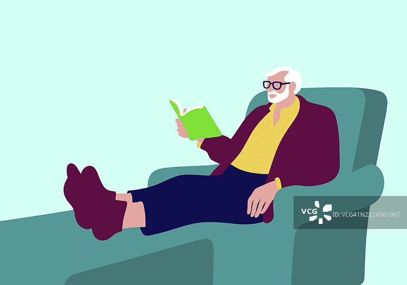 一位老年男子在家中舒适的扶手椅上享受宁静的休闲时光，沉浸在一本好书中。图片素材