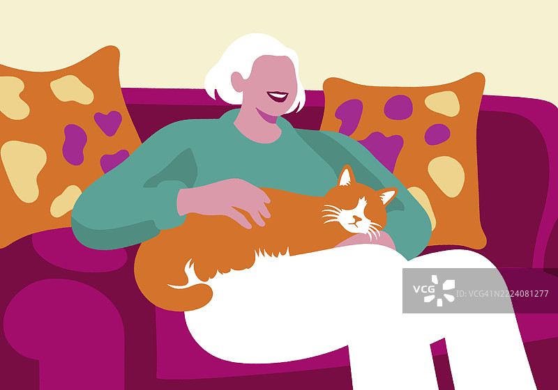 一位年长女性微笑着坐在沙发上，温柔地抚摸着她那只满足的橘猫，猫是她唯一的伴侣，环境温馨舒适。图片素材