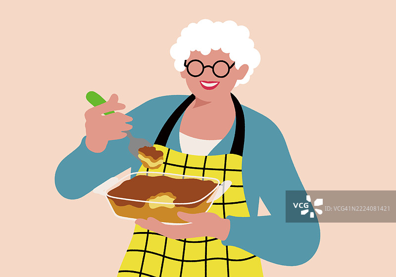 一位快乐的老年女性穿着围裙，自豪地端着一盘新鲜出炉的菜肴，体现了家庭烹饪和传统的温暖。图片素材