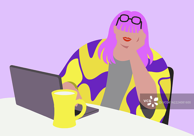 一个有粉色头发的人在桌子上使用笔记本电脑，旁边有一个杯子，穿着五彩斑斓的夹克。插图图片素材