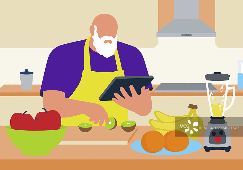 一位穿着围裙的老年男子在厨房里使用平板电脑查看食谱，同时准备健康的水果和奶昔。在家自我照顾。图片素材