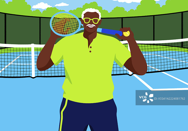 一位活跃的老年男子在网球场上微笑，手持球拍和网球，准备开始比赛。健康的休闲与运动图片素材