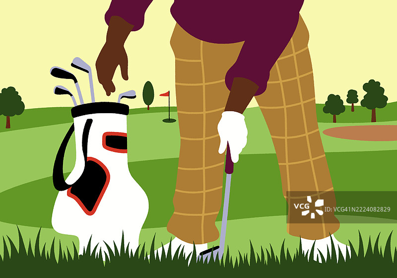 穿着格子裤的高尔夫球手在阳光明媚的绿茵场上准备推杆，旁边放着一个高尔夫球包。插图图片素材