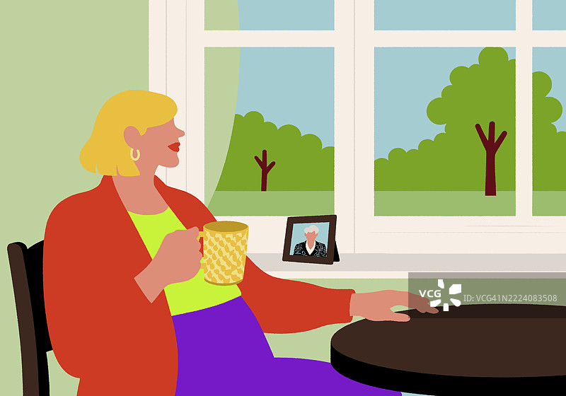 坐在窗边桌子旁的女人，手里拿着一个杯子，窗外可见树木。插图图片素材