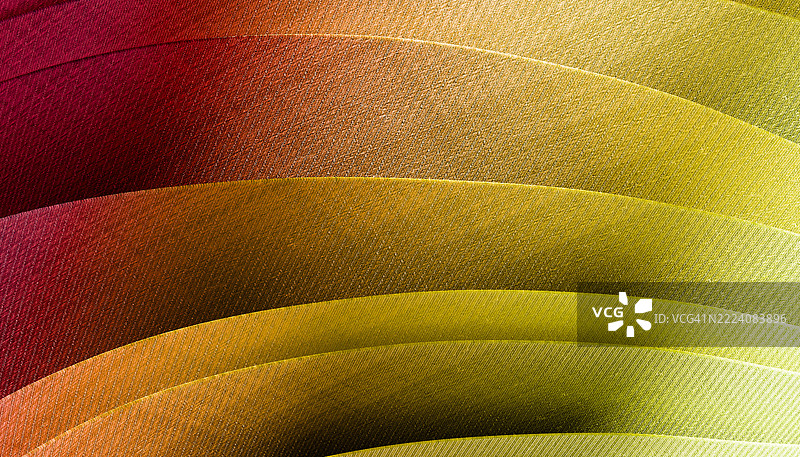 带有红色到黄色渐变的曲线重叠纸张，呈现纹理图案。3D渲染。图片素材