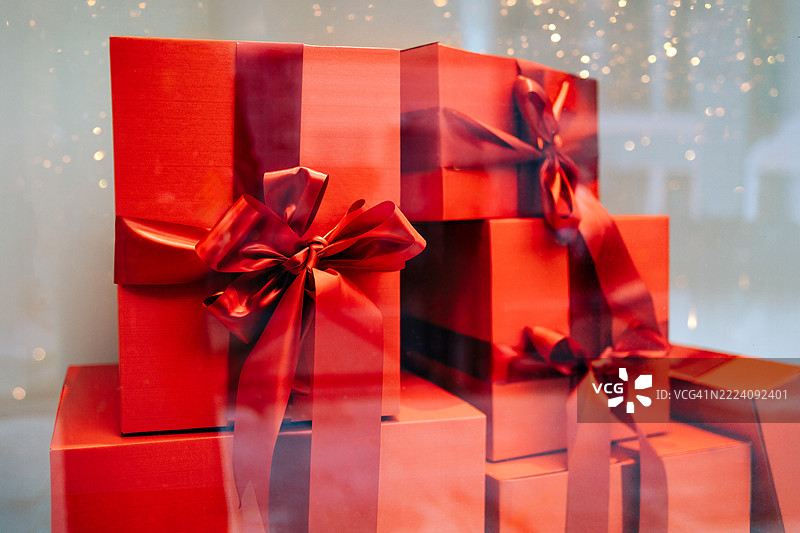 红色圣诞礼品盒配有丝带图片素材