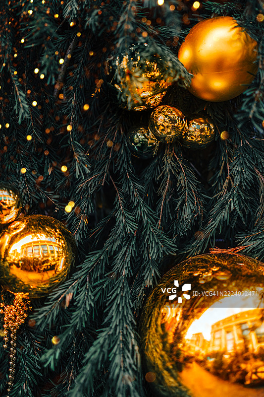 金色圣诞球挂在圣诞树上图片素材