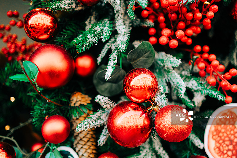 装饰着红色球饰和闪烁灯光的圣诞树图片素材