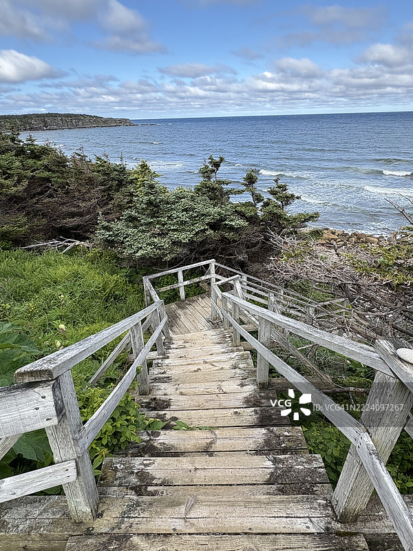 海滩上的粗糙木制楼梯图片素材