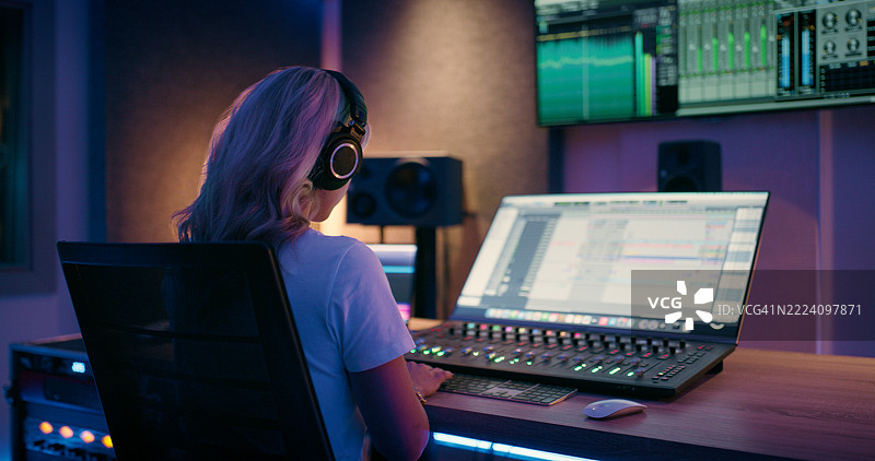 音乐、工程师和声音，背影女性用于广播制作、音频编辑和项目。混音台、媒体标签和广播控制台，制作人在录音室为歌曲和艺术家进行录制。图片素材