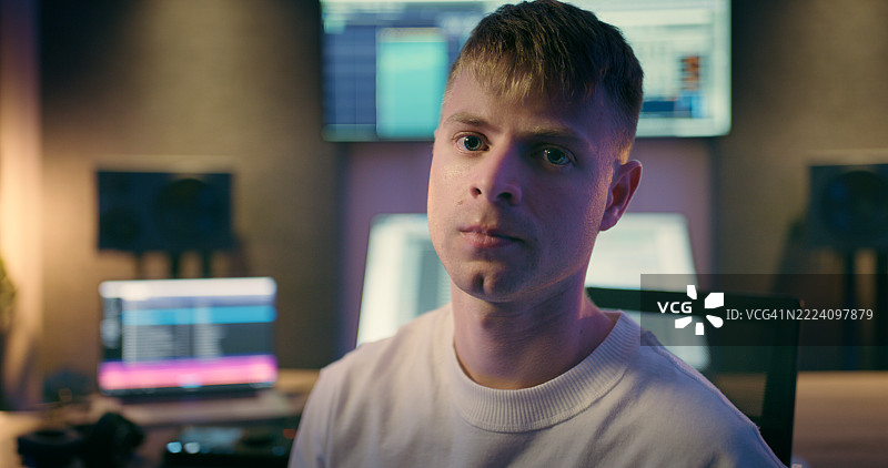 男子肖像，作曲家，使用笔记本电脑进行声音制作、编辑或广播，身处录音室。音频制作人，配备设备和媒体，使用音乐工程、录音或创意项目的调音台。图片素材