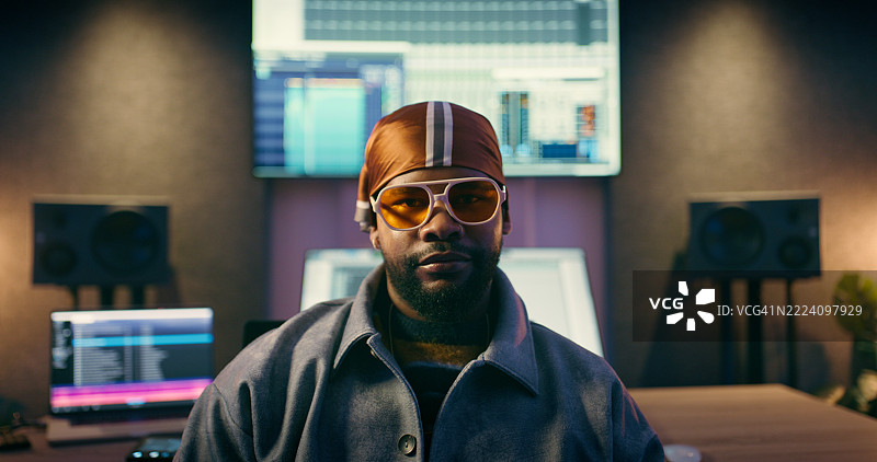 夜间在录音室工作的黑人音响工程师，进行音乐、肖像和制作。电脑、创意和媒体，DJ正在进行混音或试听测试，作为音频制作人。图片素材