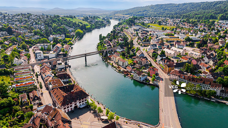 瑞士沙夫豪森的历史性穆诺特堡垒的鸟瞰图，周围环绕着葡萄园墙和传统住宅建筑，背景是莱茵河，适用于旅游出版物的遗产与旅游概念。图片素材