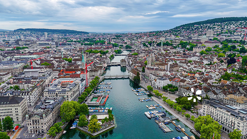 苏黎世市中心的鸟瞰图,包含标志性地标,如大教堂、圣母教堂、圣彼得教堂、苏黎世火车总站和跨越利马特河的明斯特桥,展示了瑞士的文化遗产和旅游设计。图片素材