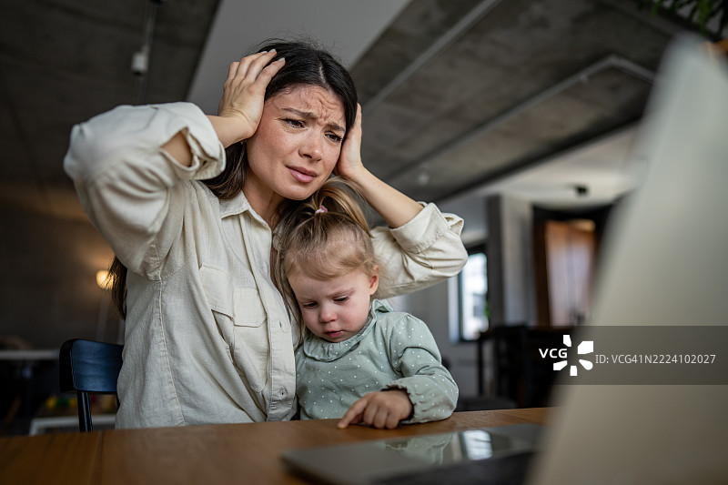 在家中平衡工作和育儿的压力母亲图片素材