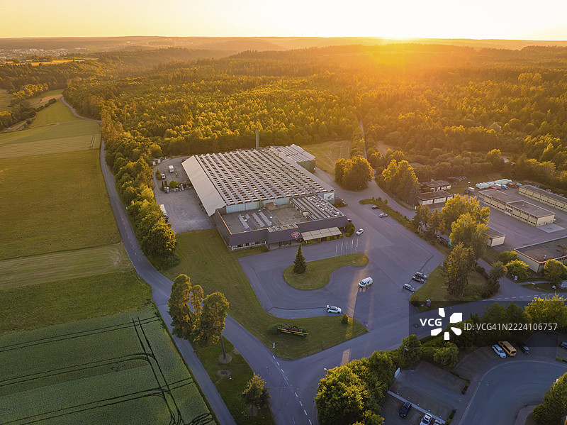 日落时分的工业区，周围环绕着自然和道路，Sektkellerei Schnaufer，阿尔滕亥斯特卡尔夫图片素材