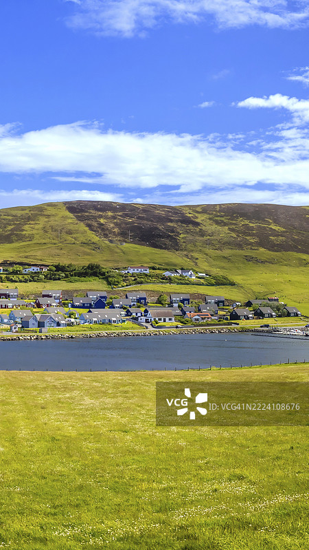 英格兰的苏格兰设得兰风景，悬崖、海洋景观和绿色牧场图片素材