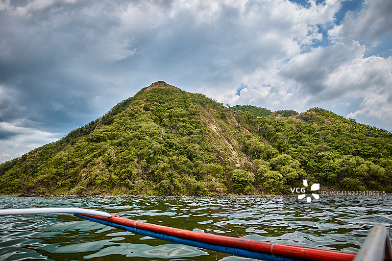 塔尔火山岛，位于塔尔湖中央，从水上的船上看到。图片素材