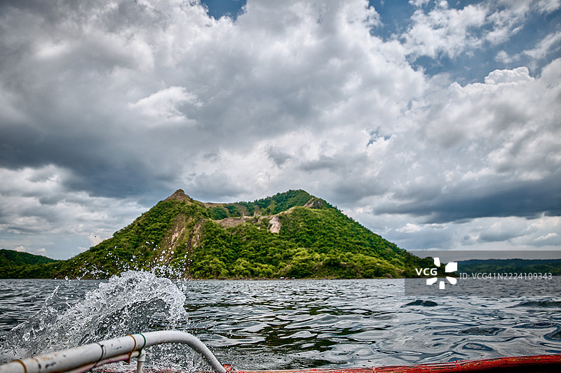 塔尔火山岛，位于塔尔湖中央，从水面上的船上看到。图片素材