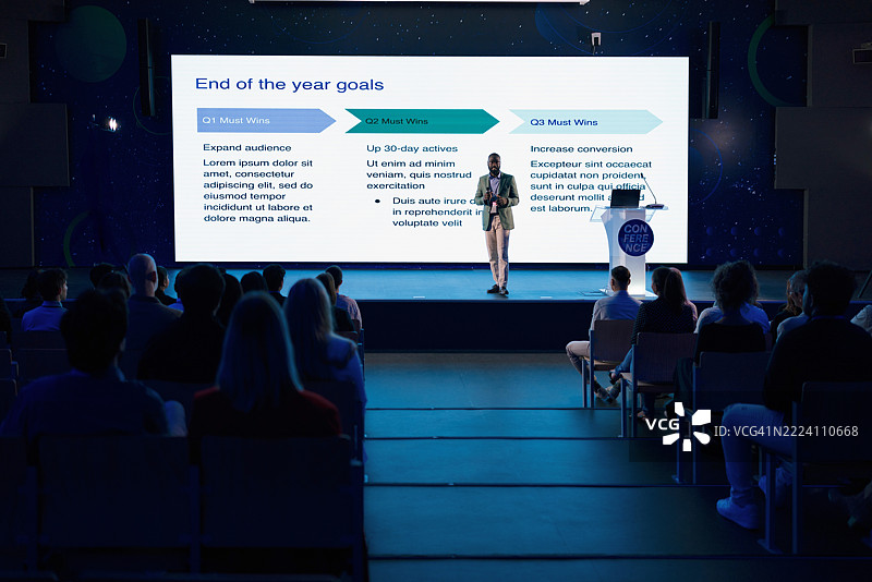 在现代科技会议上演讲的人工智能设计趋势发言人图片素材