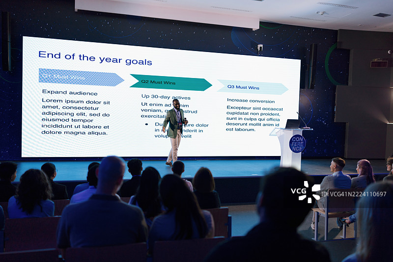 在现代科技会议上发言的演讲者图片素材