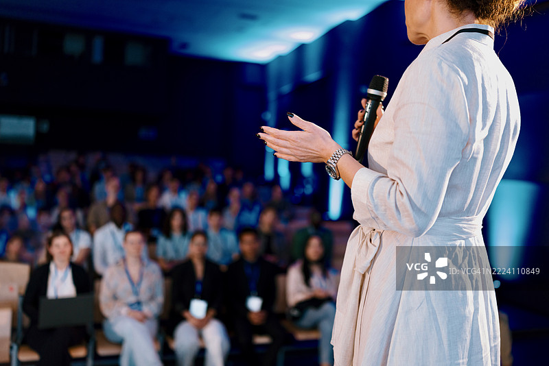 演讲者在活动中向人群致辞时的手势特写图片素材