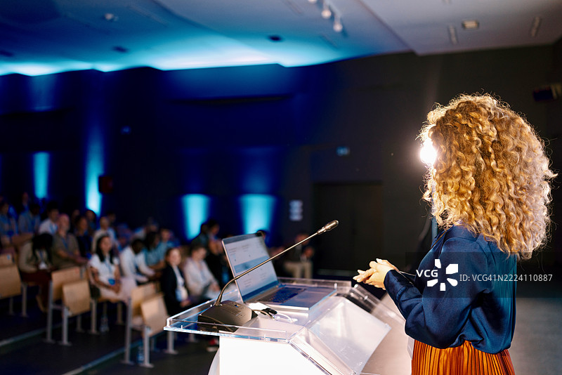 自信的女性在现代科技会议上展示人工智能设计图片素材