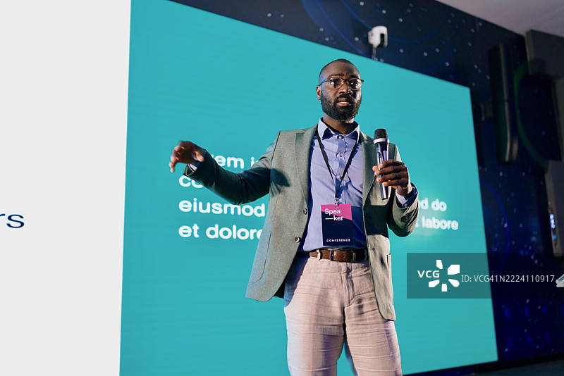 自信的演讲者在专业技术会议上展示想法图片素材