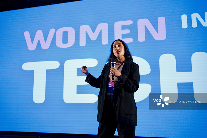 在现代场馆中发言的女性科技大会赋权女性图片素材