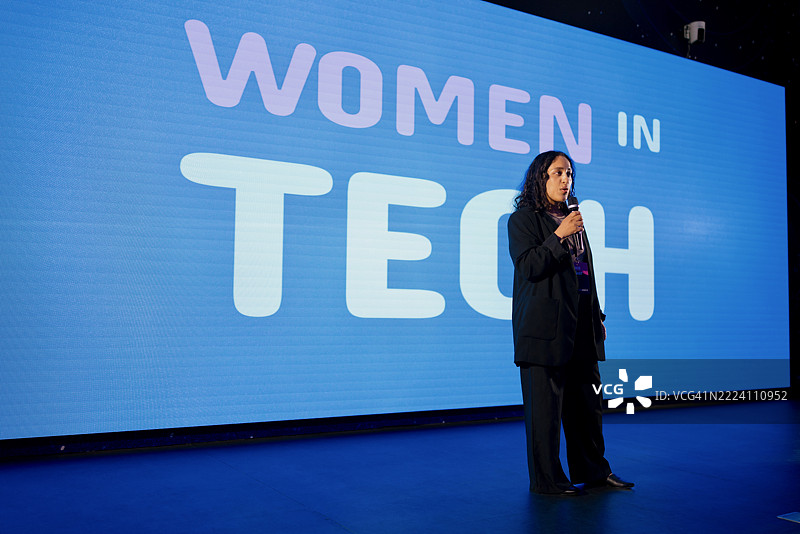 在现代会议上发言的女性，推广女性在科技领域的发展图片素材
