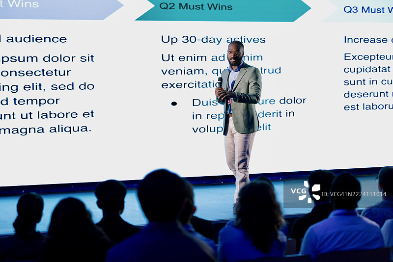 在现代场馆中进行演讲的专业演讲者图片素材