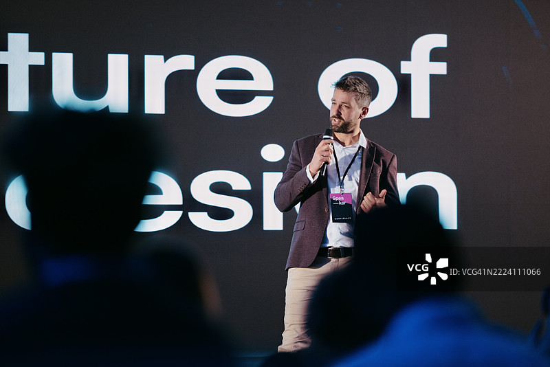 自信的演讲者在技术会议上谈论创新设计理念图片素材