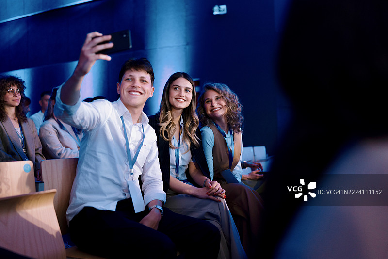 现代专业活动环境中，团队在商务会议期间自拍图片素材