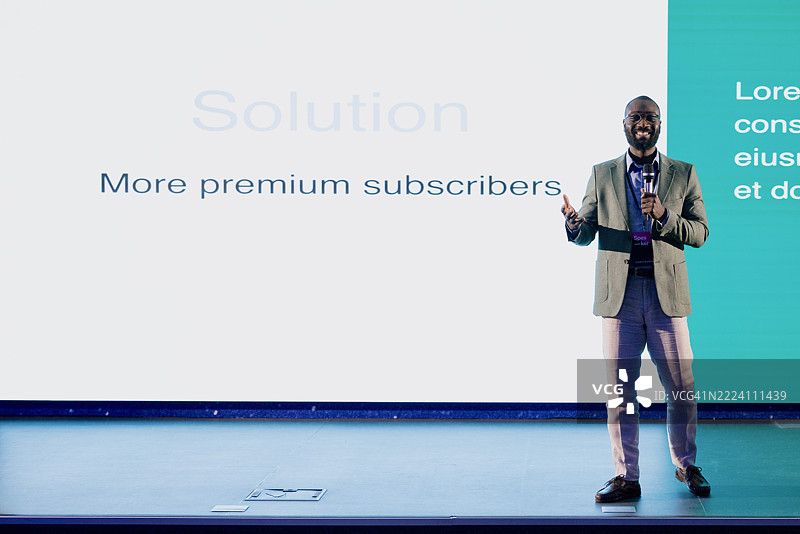 自信的演讲者在专业会议上展示人工智能创新理念图片素材