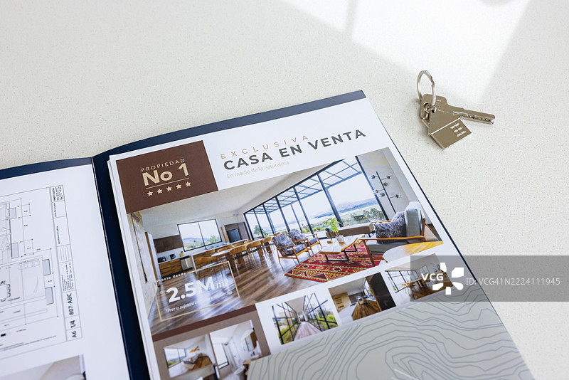 厨房台面上的房屋钥匙和投资宣传册图片素材