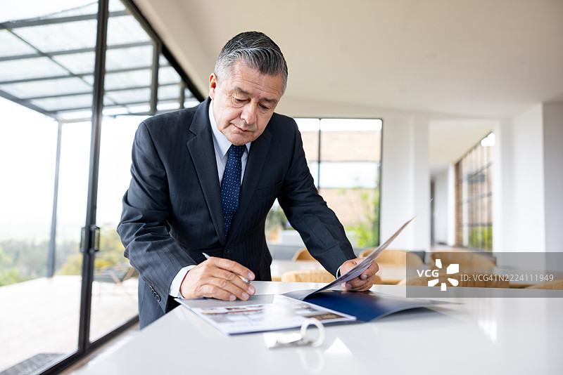 房地产经纪人在准备开放日时整理宣传册图片素材