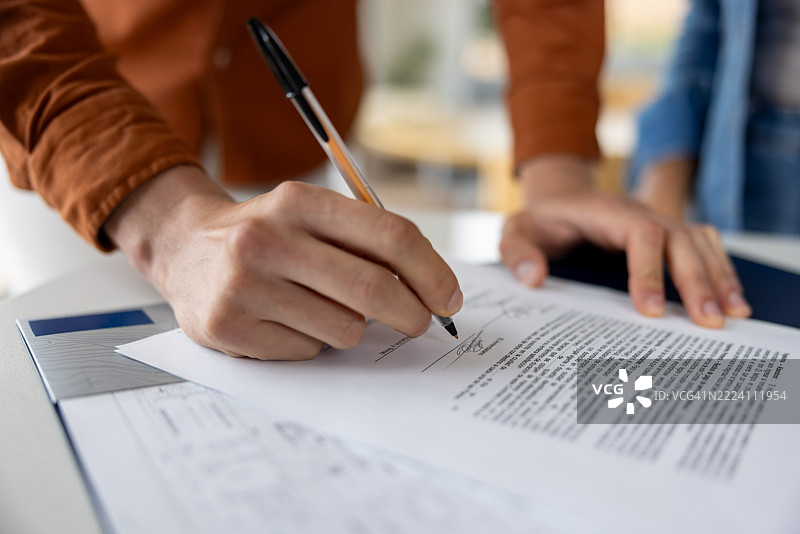 男子在购房时签署契约图片素材