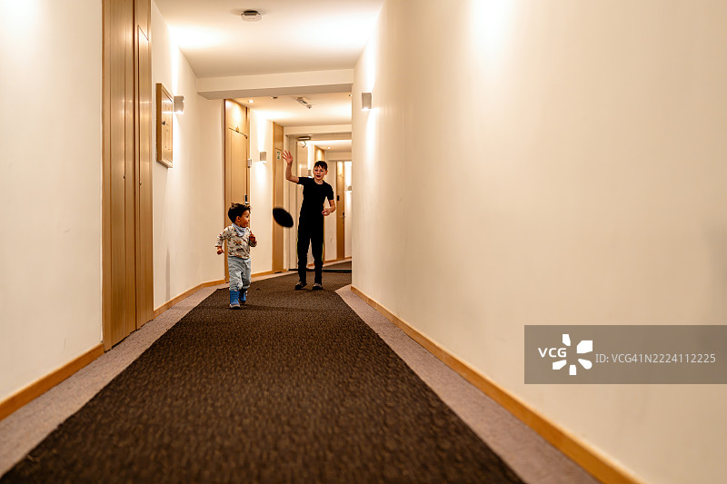 两个人在酒店走廊里玩橄榄球图片素材